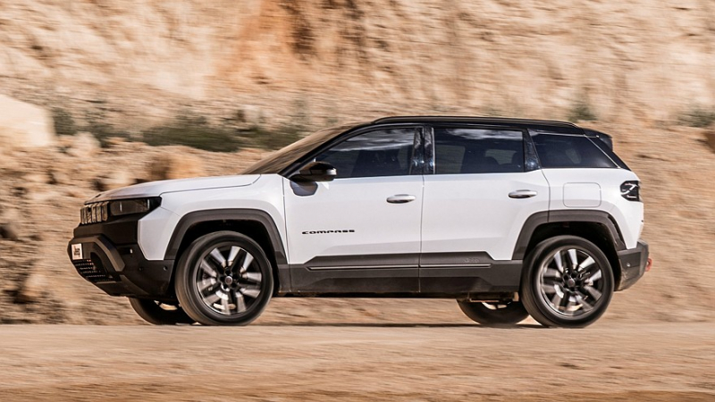 Jeep пытается всех убедить, что электрический Compass 4xe — настоящий внедорожник