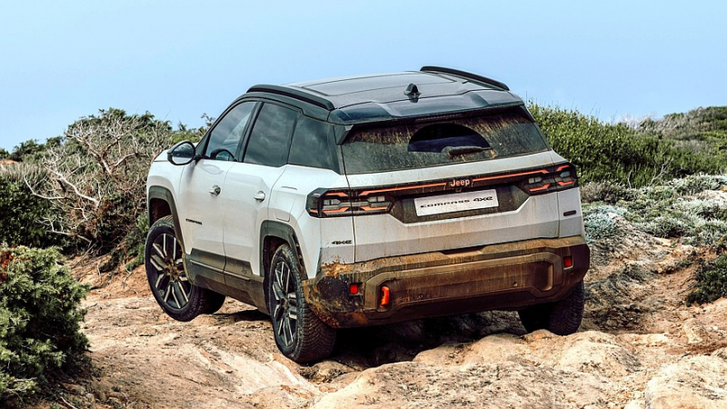 Jeep пытается всех убедить, что электрический Compass 4xe — настоящий внедорожник