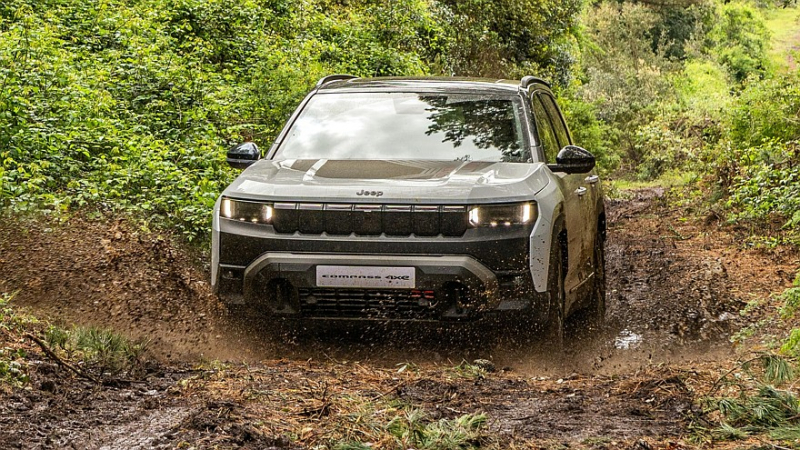 Jeep пытается всех убедить, что электрический Compass 4xe — настоящий внедорожник