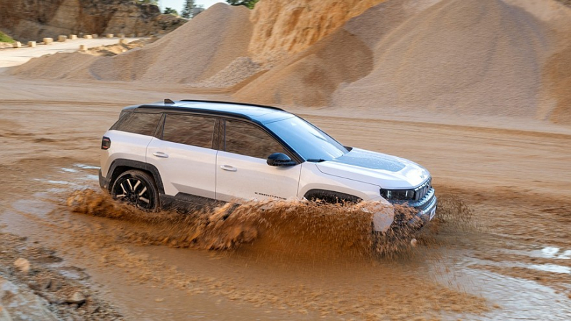 Jeep пытается всех убедить, что электрический Compass 4xe — настоящий внедорожник