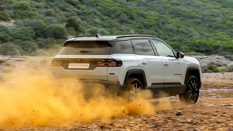 Jeep пытается всех убедить, что электрический Compass 4xe — настоящий внедорожник