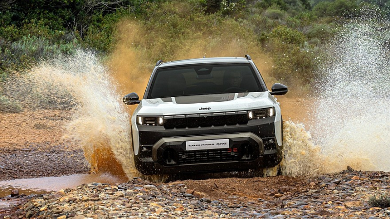 Jeep пытается всех убедить, что электрический Compass 4xe — настоящий внедорожник