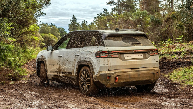 Jeep пытается всех убедить, что электрический Compass 4xe — настоящий внедорожник