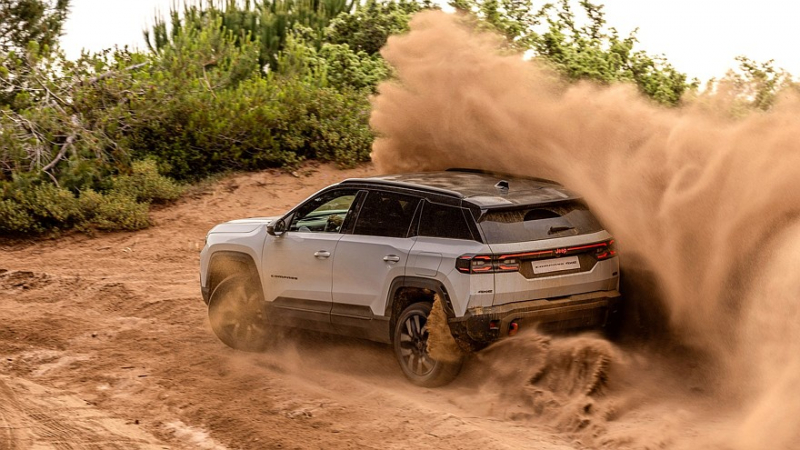 Jeep пытается всех убедить, что электрический Compass 4xe — настоящий внедорожник
