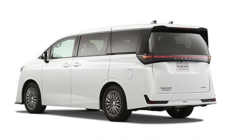 Nissan полностью рассекретил минивэн Elgrand нового поколения, цены известны