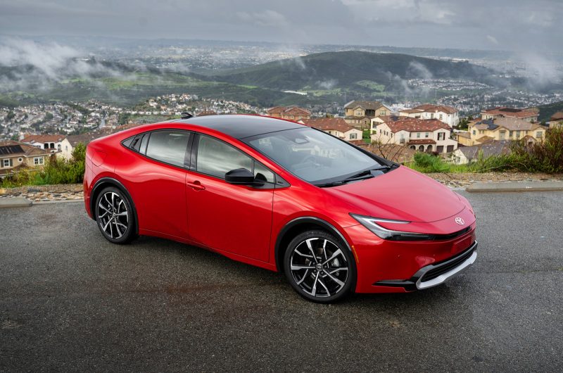 Toyota освежила Prius и хэтчбек Corolla: скромные обновки и подорожание