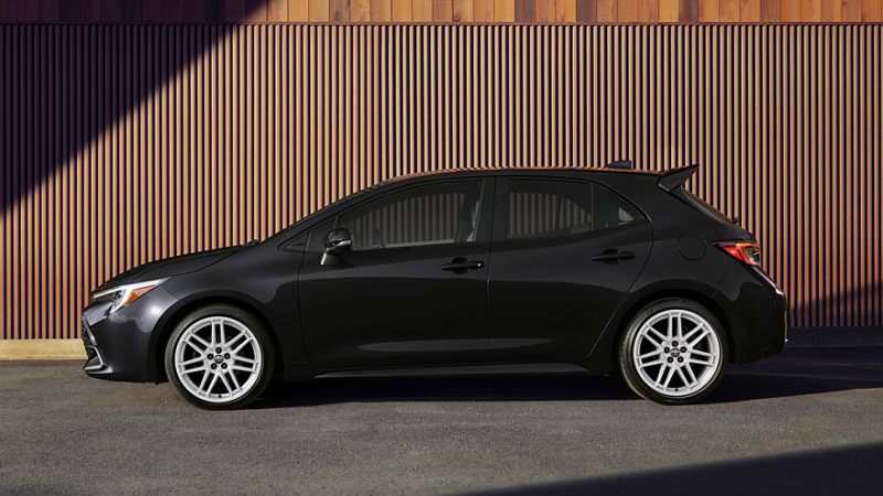 Toyota освежила Prius и хэтчбек Corolla: скромные обновки и подорожание